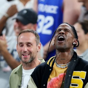 Michael G.Rubin, Travis Scott - Les célébrités en tribunes pendant l'épreuve de basketball de Demi-Finale opposant les Etats-Unis à la Serbie lors des Jeux Olympiques de Paris 2024 (JO) à l'Arena Bercy, à Paris, France, le 8 août 2024. © Jacovides-Perusseau/Bestimage