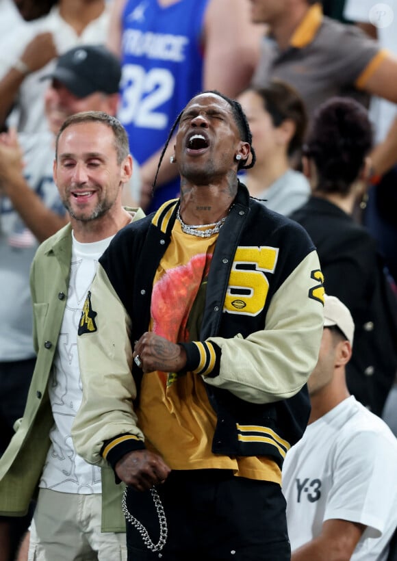 Michael G.Rubin, Travis Scott - Les célébrités en tribunes pendant l'épreuve de basketball de Demi-Finale opposant les Etats-Unis à la Serbie lors des Jeux Olympiques de Paris 2024 (JO) à l'Arena Bercy, à Paris, France, le 8 août 2024. © Jacovides-Perusseau/Bestimage