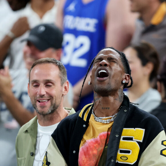 Michael G.Rubin, Travis Scott - Les célébrités en tribunes pendant l'épreuve de basketball de Demi-Finale opposant les Etats-Unis à la Serbie lors des Jeux Olympiques de Paris 2024 (JO) à l'Arena Bercy, à Paris, France, le 8 août 2024. © Jacovides-Perusseau/Bestimage