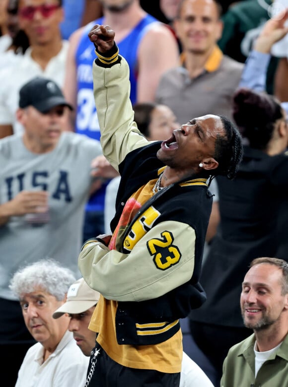 Travis Scott - Les célébrités en tribunes pendant l'épreuve de basketball de Demi-Finale opposant les Etats-Unis à la Serbie lors des Jeux Olympiques de Paris 2024 (JO) à l'Arena Bercy, à Paris, France, le 8 août 2024. © Jacovides-Perusseau/Bestimage