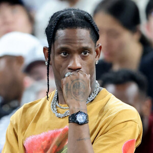 Le rappeur Travis Scott est dans la tourmente. 
Travis Scott - Les célébrités en tribunes pendant l'épreuve de basketball de Demi-Finale opposant la France à l'Allemagne lors des Jeux Olympiques de Paris 2024 (JO) à l'Arena Bercy, à Paris, France. © Jacovides-Perusseau/Bestimage