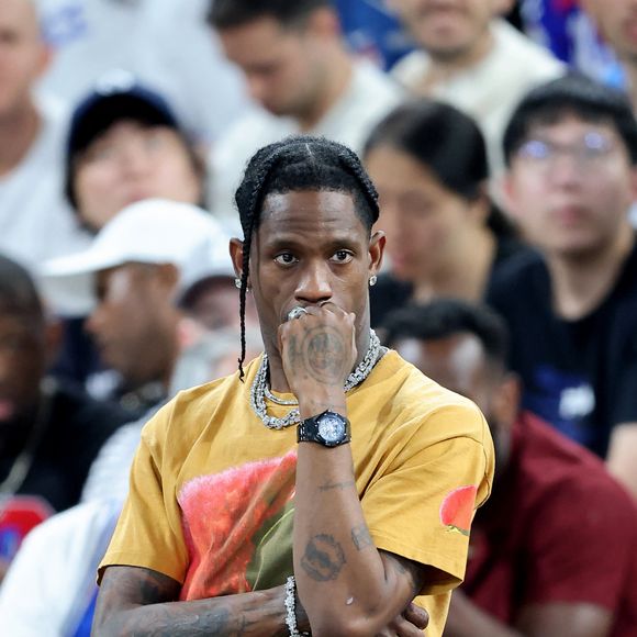 Le rappeur Travis Scott est dans la tourmente. 
Travis Scott - Les célébrités en tribunes pendant l'épreuve de basketball de Demi-Finale opposant la France à l'Allemagne lors des Jeux Olympiques de Paris 2024 (JO) à l'Arena Bercy, à Paris, France. © Jacovides-Perusseau/Bestimage