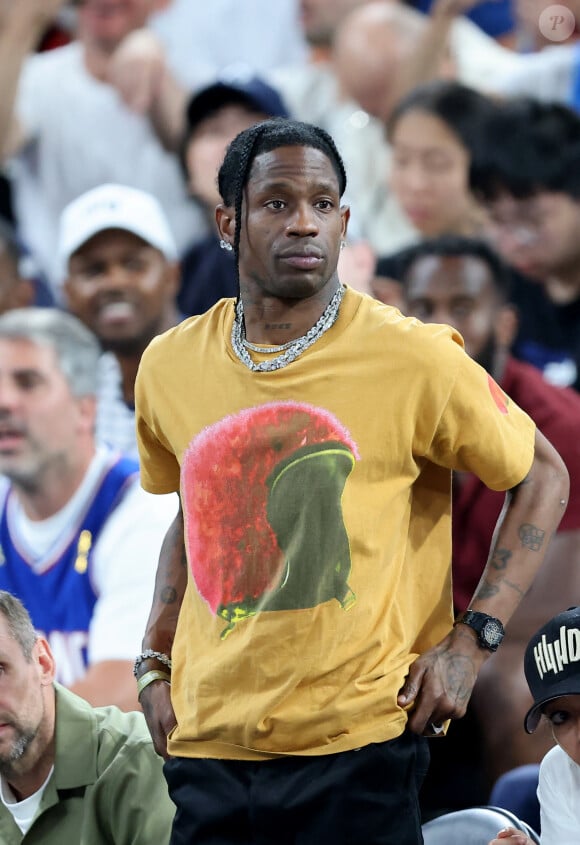 Le chanteur a été arrêté ivre après avoir frappé un agent de sécurité qui tentait de s'interposer entre lui et son garde du corps, avec qui avait lieu la bagarre initiale…
Travis Scott - Les célébrités en tribunes pendant l'épreuve de basketball de Demi-Finale opposant la France à l'Allemagne lors des Jeux Olympiques de Paris 2024 (JO) à l'Arena Bercy, à Paris, France, le 8 août 2024. © Jacovides-Perusseau/Bestimage