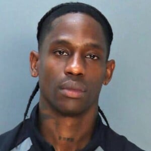 La veille au soir, il avait assisté au match de basket entre les Etats-Unis et la Serbie dans le cadre des Jeux Olympiques. 
Travis Scott poste pour son mugshot après avoir été arrêté à Miami.