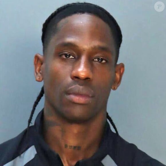 La veille au soir, il avait assisté au match de basket entre les Etats-Unis et la Serbie dans le cadre des Jeux Olympiques. 
Travis Scott poste pour son mugshot après avoir été arrêté à Miami.