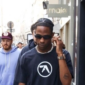 Travis Scott passe devant une énorme foule de fans dans Paris.