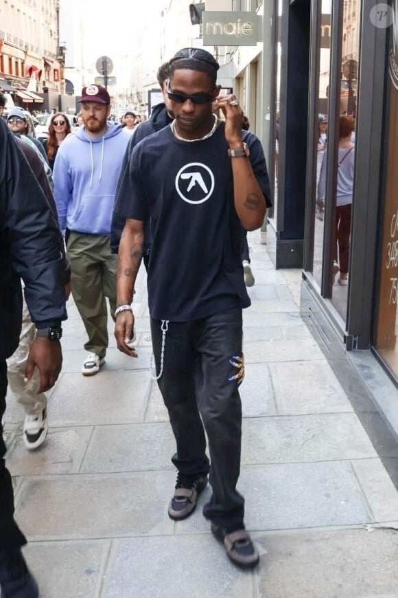 Travis Scott passe devant une énorme foule de fans dans Paris.