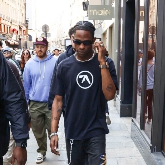 Travis Scott passe devant une énorme foule de fans dans Paris.