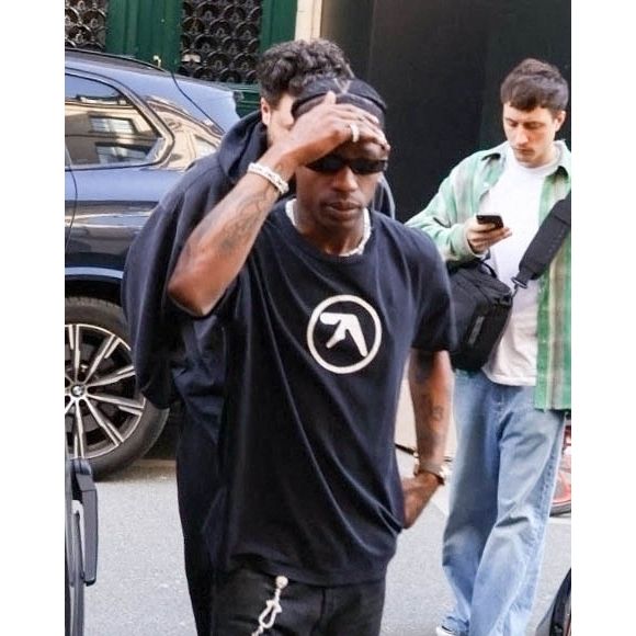 Travis Scott fait face à une énorme foule de fans dans les rues de Paris.
