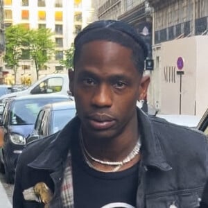 Travis Scott arrive au restaurant Ferdi à Paris.