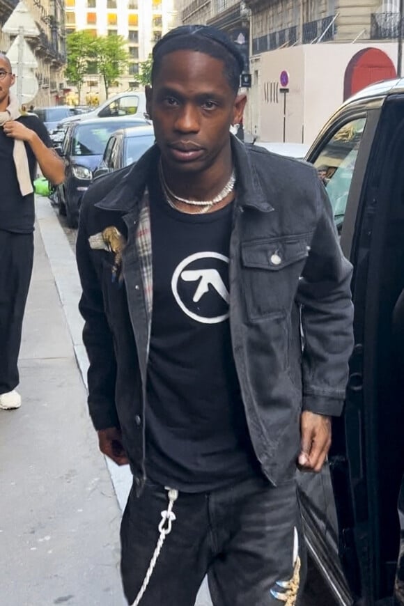 Travis Scott arrive au restaurant Ferdi à Paris.