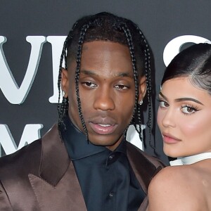 L'ex de la fameuse Kylie Jenner du clan Kardashian a fait parler de lui à Paris et ce n'est pas à cause de sa musique
Travis Scott et Kylie Jenner à la première du prochain documentaire de Netflix Look Mom I Can Fly au Barker Hangar dans le quartier de Santa Monica à Los Angeles. Le 27 août 2019