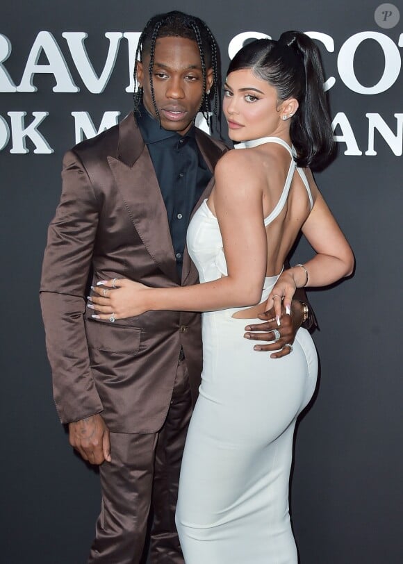 L'ex de la fameuse Kylie Jenner du clan Kardashian a fait parler de lui à Paris et ce n'est pas à cause de sa musique
Travis Scott et Kylie Jenner à la première du prochain documentaire de Netflix Look Mom I Can Fly au Barker Hangar dans le quartier de Santa Monica à Los Angeles. Le 27 août 2019