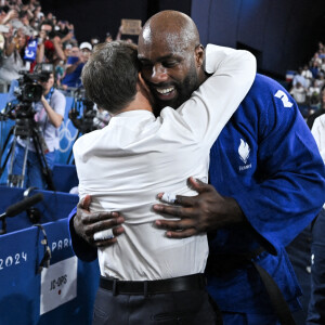 Mais c'était sans compter sur les JO
Teddy Riner célèbre son titre olympique avec Emmanuel Macron à l'Arena Champ-de-Mars aux Jeux olympiques de Paris le 2 août 2024. Photo by Eliot Blondet/ABACAPRESS.COM