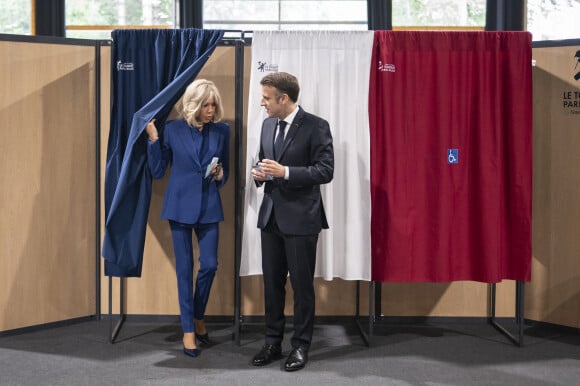 où le couple vote à chaque élection,
Emmanuel Macron, président de la République Française, et la Première dame Brigitte Macron, votent pour le deuxième tour des élections législatives au Touquet