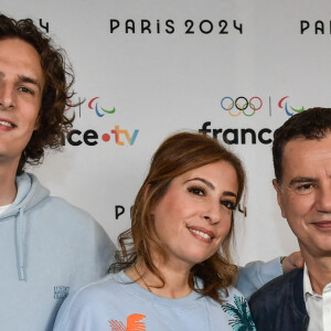 La journaliste française Léa Salamé pose pour un photocall aux côtés du présentateur Laurent Luyat et de Paul de Saint Sernin avant la conférence de presse "Paris 2024" le 11 juin 2024. Firas Abdullah/ABACAPRESS.COM