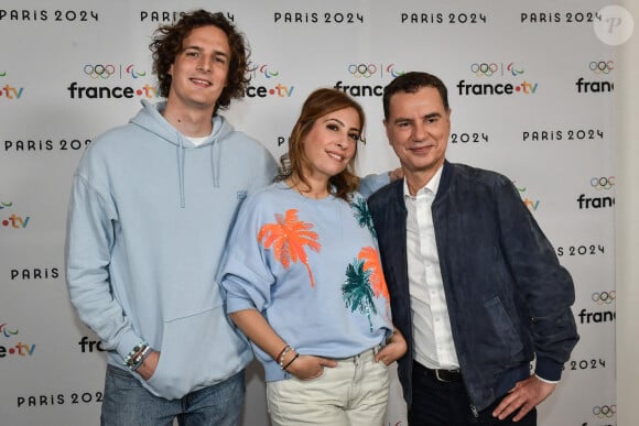 La journaliste française Léa Salamé pose pour un photocall aux côtés du présentateur Laurent Luyat et de Paul de Saint Sernin avant la conférence de presse "Paris 2024" le 11 juin 2024. Firas Abdullah/ABACAPRESS.COM