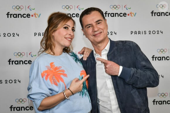 La journaliste française Léa Salamé pose pour un photocall à côté du présentateur Laurent Luyat avant la conférence de presse "Paris 2024" de France Télévision à Paris le 11 juin 2024. Firas Abdullah/ABACAPRESS.COM