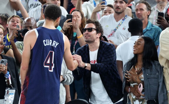 Jimmy Fallon - Les célébrités en tribunes pendant la finale de basketball opposant les Etats-Unis à la France (98-87) lors des Jeux Olympiques de Paris 2024 (JO) à l'Arena Bercy, à Paris, France, le 10 août 2024. © Jacovides-Perusseau/Bestimage 