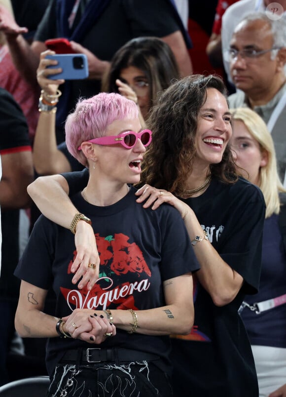 Megan Rapinoe et sa compagne ont pu profiter de la belle victoire des États-Unis
Megan Rapinoe et sa compagne - Les célébrités en tribunes pendant la finale de basketball opposant les Etats-Unis à la France (98-87) lors des Jeux Olympiques de Paris 2024 (JO) à l'Arena Bercy, à Paris, France, le 10 août 2024. © Jacovides-Perusseau/Bestimage 