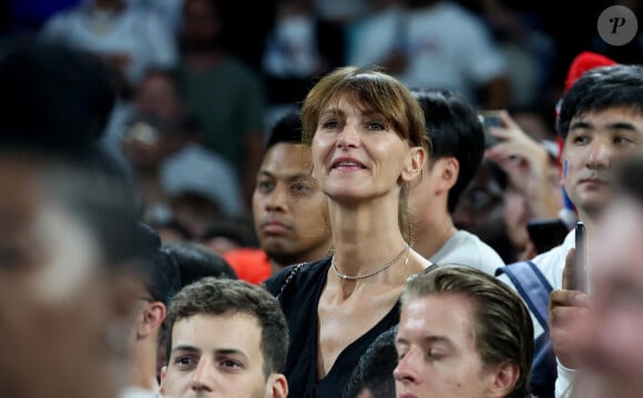 Élodie de Fautereau, mére de Victor Wembanyama - Les célébrités en tribunes pendant la finale de basketball opposant les Etats-Unis à la France (98-87) lors des Jeux Olympiques de Paris 2024 (JO) à l'Arena Bercy, à Paris, France, le 10 août 2024. © Jacovides-Perusseau/Bestimage 