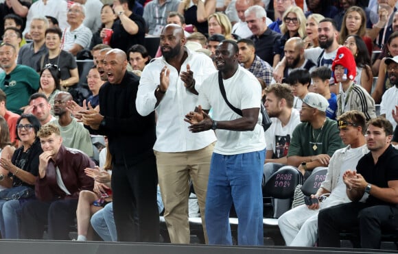 Léon Marchand, Thierry Henry, Teddy Riner, Omar Sy, Antoine Dupont - Les célébrités en tribunes pendant la finale de basketball opposant les Etats-Unis à la France (98-87) lors des Jeux Olympiques de Paris 2024 (JO) à l'Arena Bercy, à Paris, France, le 10 août 2024. © Jacovides-Perusseau/Bestimage 