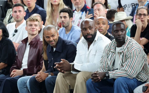 Léon Marchand, Tony Parker, Thierry Henry, Teddy Riner, Omar Sy - Les célébrités en tribunes pendant la finale de basketball opposant les Etats-Unis à la France (98-87) lors des Jeux Olympiques de Paris 2024 (JO) à l'Arena Bercy, à Paris, France, le 10 août 2024. © Jacovides-Perusseau/Bestimage 