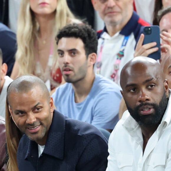 Léon Marchand, Tony Parker, Thierry Henry, Teddy Riner, Omar Sy - Les célébrités en tribunes pendant la finale de basketball opposant les Etats-Unis à la France (98-87) lors des Jeux Olympiques de Paris 2024 (JO) à l'Arena Bercy, à Paris, France, le 10 août 2024. © Jacovides-Perusseau/Bestimage 