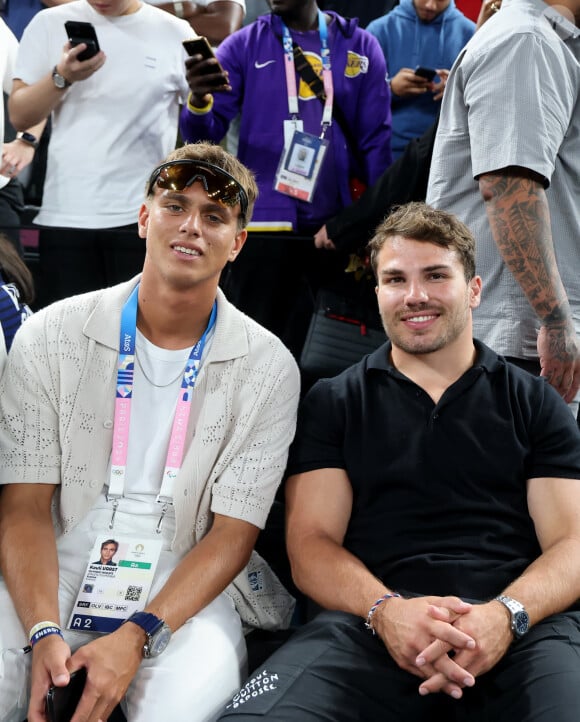 Kauli Vaast, Antoine Dupont - Les célébrités en tribunes pendant la finale de basketball opposant les Etats-Unis à la France (98-87) lors des Jeux Olympiques de Paris 2024 (JO) à l'Arena Bercy, à Paris, France, le 10 août 2024. © Jacovides-Perusseau/Bestimage 