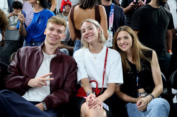 Léon Marchand, Cassandre Beaugrand, Manon Apithy-Brunet - Les célébrités en tribunes pendant la finale de basketball opposant les Etats-Unis à la France (98-87) lors des Jeux Olympiques de Paris 2024 (JO) à l'Arena Bercy, à Paris, France, le 10 août 2024. © Jacovides-Perusseau/Bestimage 