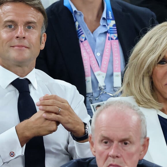 Brigitte et Emmanuel Macron ont également vibré devant les Bleus
Emmanuel Macron, Brigitte Macron - Les célébrités en tribunes pendant la finale de basketball opposant les Etats-Unis à la France (98-87) lors des Jeux Olympiques de Paris 2024 (JO) à l'Arena Bercy, à Paris, France, le 10 août 2024. © Jacovides-Perusseau/Bestimage 