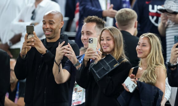 Thierry Henry, guest, Andrea Rajacic - Les célébrités en tribunes pendant la finale de basketball opposant les Etats-Unis à la France (98-87) lors des Jeux Olympiques de Paris 2024 (JO) à l'Arena Bercy, à Paris, France, le 10 août 2024. © Jacovides-Perusseau/Bestimage 