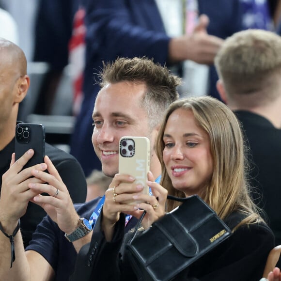 Thierry Henry, guest, Andrea Rajacic - Les célébrités en tribunes pendant la finale de basketball opposant les Etats-Unis à la France (98-87) lors des Jeux Olympiques de Paris 2024 (JO) à l'Arena Bercy, à Paris, France, le 10 août 2024. © Jacovides-Perusseau/Bestimage 