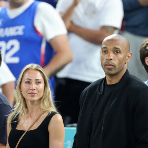 Thierry Henry et sa compagne Andrea Rajacic - Les célébrités en tribunes pendant la finale de basketball opposant les Etats-Unis à la France (98-87) lors des Jeux Olympiques de Paris 2024 (JO) à l'Arena Bercy, à Paris, France, le 10 août 2024. © Jacovides-Perusseau/Bestimage 