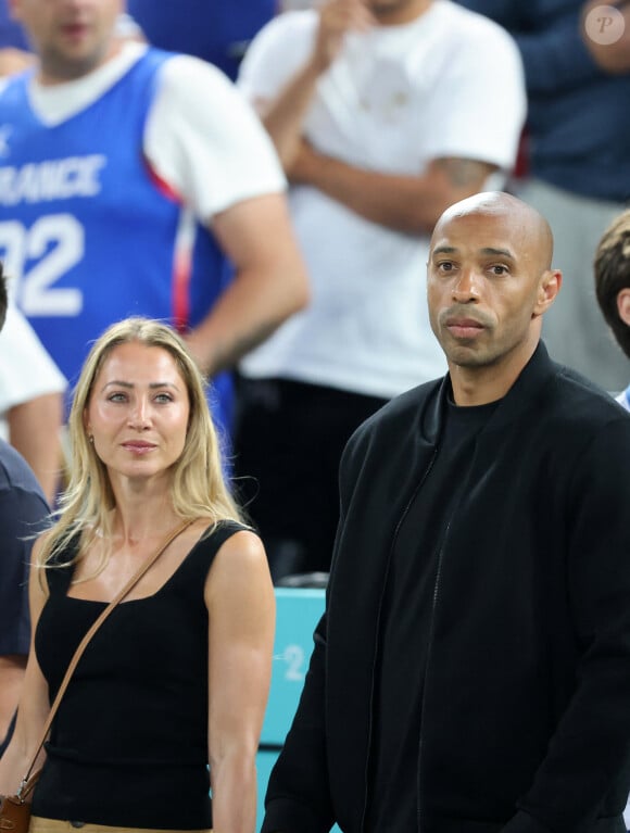 Thierry Henry et sa compagne Andrea Rajacic - Les célébrités en tribunes pendant la finale de basketball opposant les Etats-Unis à la France (98-87) lors des Jeux Olympiques de Paris 2024 (JO) à l'Arena Bercy, à Paris, France, le 10 août 2024. © Jacovides-Perusseau/Bestimage 