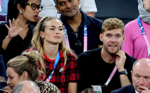 Kevin Mayer et sa compagne Delphine Jariel - Les célébrités en tribunes pendant la finale de basketball opposant les Etats-Unis à la France (98-87) lors des Jeux Olympiques de Paris 2024 (JO) à l'Arena Bercy, à Paris, France, le 10 août 2024. © Jacovides-Perusseau/Bestimage 