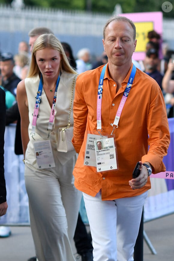 Maria Odintsova et Sergiy Dyadechko - Arrivées à la finale de basketball "France vs USA" à l'Arena Bercy à Paris, lors des Jeux Olympiques Paris 2024. Le 10 août 2024 © Perusseau-Jacovides / Bestimage 