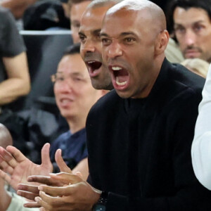 Thierry Henry était aussi survolté en tribunes durant le match
Léon Marchand, Thierry Henry, Teddy Riner, Omar Sy, Antoine Dupont - Les célébrités en tribunes pendant la finale de basketball opposant les Etats-Unis à la France (98-87) lors des Jeux Olympiques de Paris 2024 (JO) à l'Arena Bercy, à Paris, France, le 10 août 2024. © Jacovides-Perusseau/Bestimage 