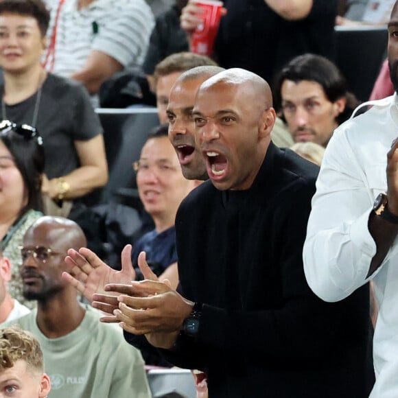 Thierry Henry était aussi survolté en tribunes durant le match
Léon Marchand, Thierry Henry, Teddy Riner, Omar Sy, Antoine Dupont - Les célébrités en tribunes pendant la finale de basketball opposant les Etats-Unis à la France (98-87) lors des Jeux Olympiques de Paris 2024 (JO) à l'Arena Bercy, à Paris, France, le 10 août 2024. © Jacovides-Perusseau/Bestimage 