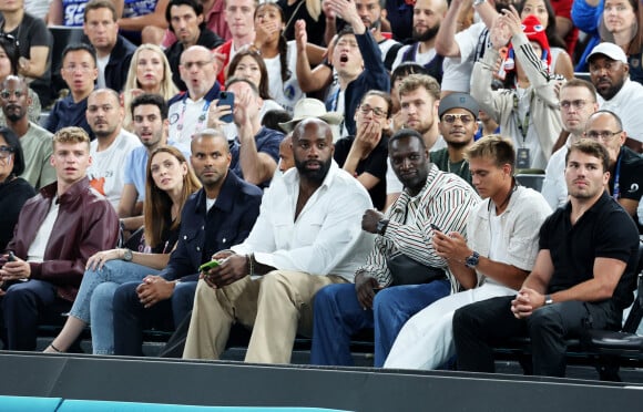 Léon Marchand, Manon Apithy-Brunet, Tony Parker, Thierry Henry, Teddy Riner, Omar Sy, Kauli Vaast, Antoine Dupont - Les célébrités en tribunes pendant la finale de basketball opposant les Etats-Unis à la France (98-87) lors des Jeux Olympiques de Paris 2024 (JO) à l'Arena Bercy, à Paris, France, le 10 août 2024. © Jacovides-Perusseau/Bestimage