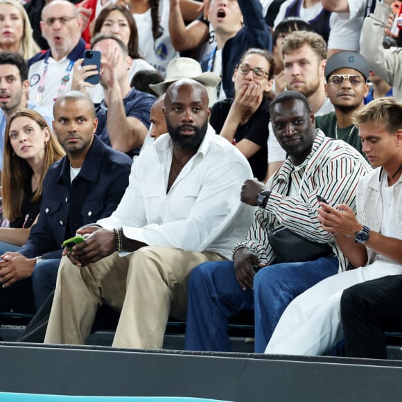 Léon Marchand, Manon Apithy-Brunet, Tony Parker, Thierry Henry, Teddy Riner, Omar Sy, Kauli Vaast, Antoine Dupont - Les célébrités en tribunes pendant la finale de basketball opposant les Etats-Unis à la France (98-87) lors des Jeux Olympiques de Paris 2024 (JO) à l'Arena Bercy, à Paris, France, le 10 août 2024. © Jacovides-Perusseau/Bestimage