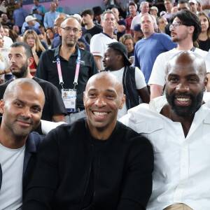 Tony Parker, Thierry Henry, Teddy Riner, Omar Sy - Les célébrités en tribunes pendant la finale de basketball opposant les Etats-Unis à la France (98-87) lors des Jeux Olympiques de Paris 2024 (JO) à l'Arena Bercy, à Paris, France, le 10 août 2024. © Jacovides-Perusseau/Bestimage