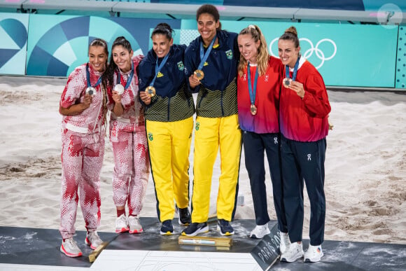 Podium - Finale féminine Canada-Brésil pour le Volleyball de plage aux JO de Paris le 9 août 2024  © Baptiste Autissier / Panoramic / Bestimage