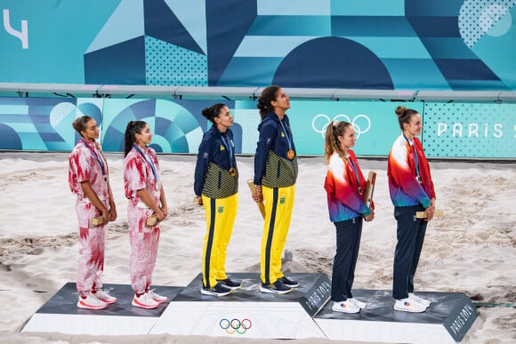 Le Brésil l'a remporté mais on se souviendra tout autant du DJ médiateur que du match désormais
Podium - Finale féminine Canada-Brésil pour le Volleyball de plage aux JO de Paris le 9 août 2024  © Baptiste Autissier / Panoramic / Bestimage