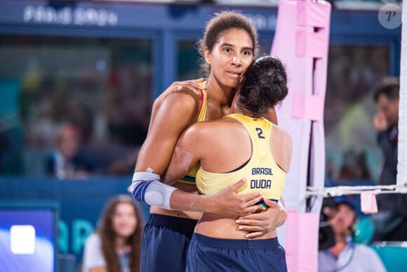 Un tube qui a tout de suite calmé les esprits échauffés
Ana Patricia Silva Ramos (BRA) - Finale féminine Canada-Brésil pour le Volleyball de plage aux JO de Paris le 9 août 2024  © Baptiste Autissier / Panoramic / Bestimage