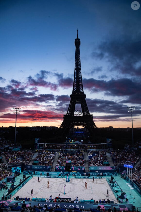 Au pied de la tour Eiffel et en plein match a alors retenti "Imagine" de John Lennon
Champs de Mars ARENA - Finale féminine Canada-Brésil pour le Volleyball de plage aux JO de Paris le 9 août 2024  © Baptiste Autissier / Panoramic / Bestimage