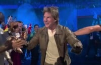 Une femme s'est jetée sur Tom Cruise lors de la cérémonie de clôture des Jeux Olymoiques de Paris au Stade de France.