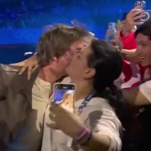 Une femme a embrassé Tom Cruise lors de la cérémonie de clôture des Jeux Olymiques de Paris au Stade de France.