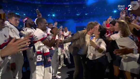 Une femme a embrassé Tom Cruise lors de la cérémonie de clôture des Jeux Olymiques de Paris au Stade de France.