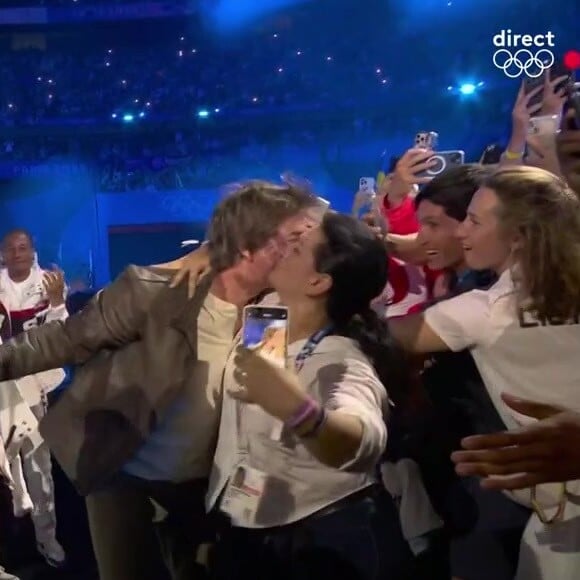 Une femme a embrassé Tom Cruise lors de la cérémonie de clôture des Jeux Olymiques de Paris au Stade de France.